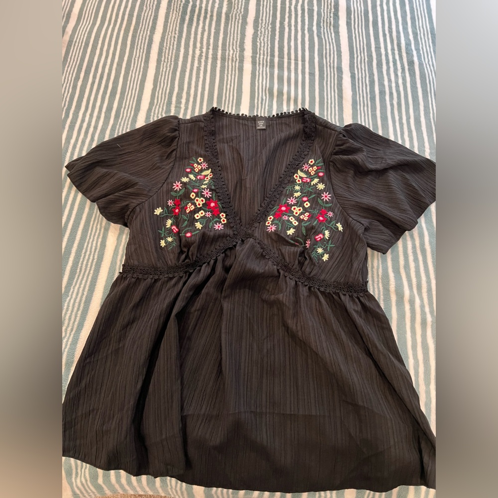 SHEIN Black Textured Blouse with Lace Trim